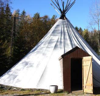 Akka adventure camp miljö Boende Matsal/aktivitetsplats Utekök Lägerbålsplatsen Badplats med brygga På Akka Adventure Camp bor man i fyra stora indiantält på ca 45 kvadratmeter vardera, två killtält