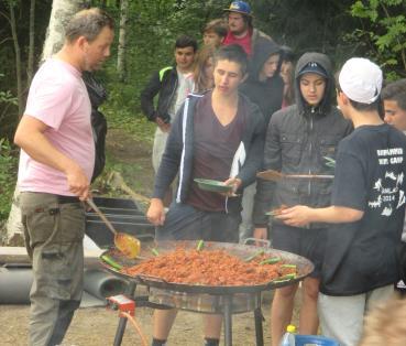 Bredvid sin säng har man en stor förvaringslåda där man förvarar alla sina saker som man har med sig till kollogården. Boendet ligger längst ute på en halvö med utsikt över en stor spegelblank sjö.