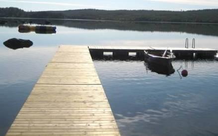 I tältet finns det bord och bänkar så att hela kollogården får plats ätt äta tillsammans. Tältet ligger i nära anslutning till boendet.