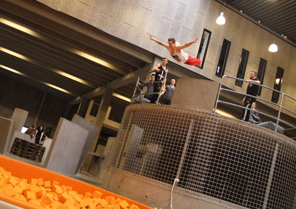 16 OM DISCIPLINEN Parkour/freerunning handlar om att ta sig från en plats till en annan på det snabbaste, smidigaste och effektivaste sättet.