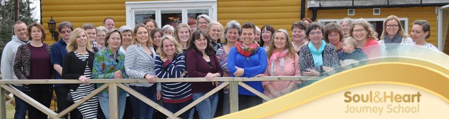 Team Helhetsterapeuter och lärare i Soul & Heart Journey School Våra Helhetsterapeuter och lärare är välutbildade och har en dokumenterad erfarenhet av behandlingar och utbildningar innan de blir
