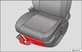 Transport och praktisk utrustning Utrymmet kan öppnas genom att man drar i spaken bild 145. I detta utrymme kan dokument i A4-format, en 1,5-liters vattenflaska etc. förvaras.