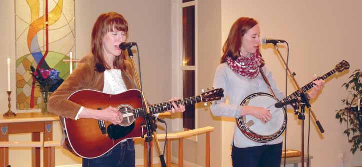 Penny (t.v.) och Katy Clark utgör bluegrassgruppen The Purple Hulls, som stannade till i Umeå på väg från skidåkning i Lappland till konserter och workshops i Österbotten, Finland.