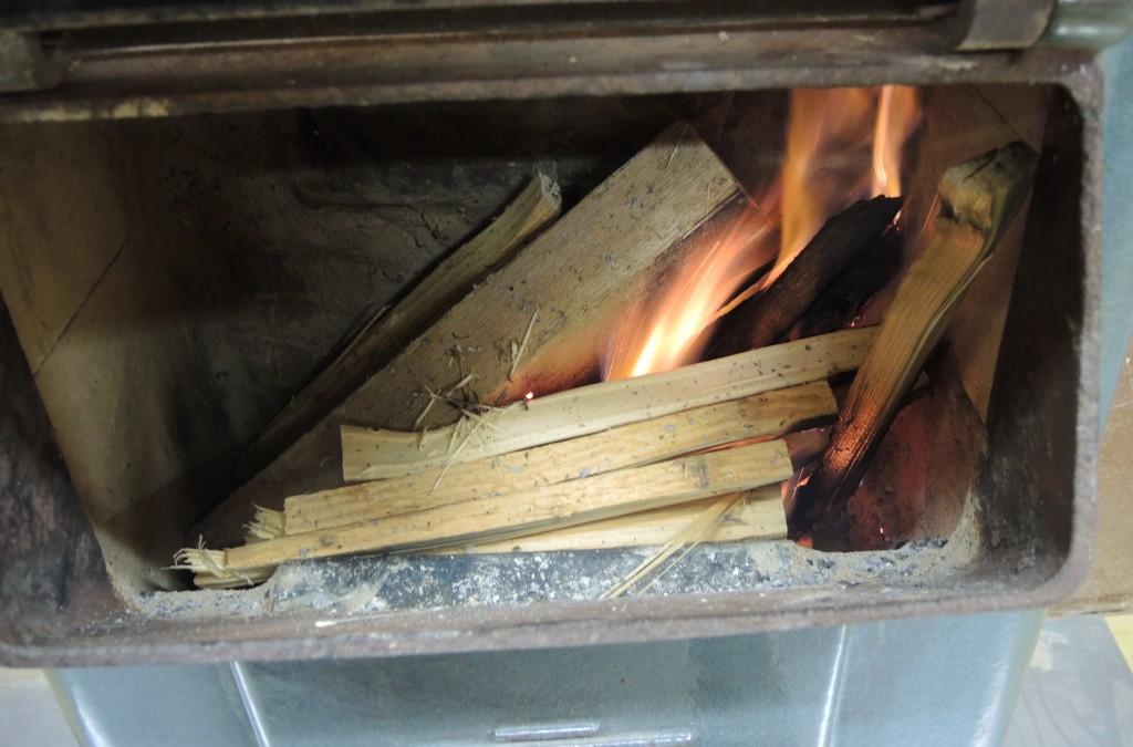 Då elden fick fart så gällde det att stänga nedre luckan kvickt för draget var grymt. Det är lätt att spräcka den här om man lämnar nedre luckan öppen för då brinner det alldeles för våldsamt.