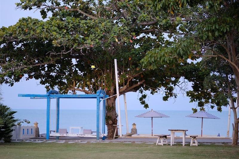 Utsökt lokal mat och dryck CC Beach Bar & Restaurant är den äldsta strandbaren i Khanom stad och bjuder in gäster att ta det lugnt i en hammock med en drink i ena handen och fantastisk grillad mat i