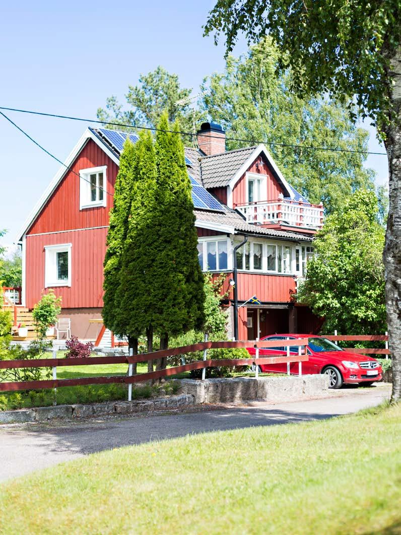 HESAB Smart soltak Solen gassar på hustaken i Heby. Håkan Collin bläddrar på sin läsplatta och studerar månadens elproduktion.