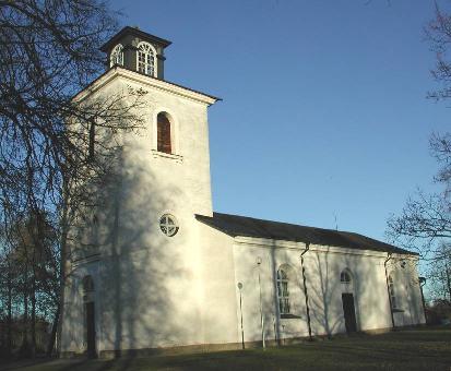 Kyrkobyggnaden har en plan och exteriör som väl återspeglar tiden för dess tillkomst, åren 1817-20.