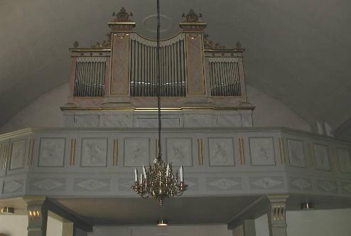 Orgelverkets fasad har marmorerade fält och två pilastrar krönta med horn (byggd efter en kopia av en orgelritning för Åsums kyrka i Skåne).