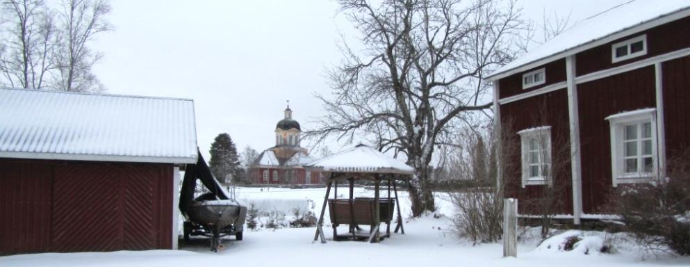 Gårdsgruppen ligger i en synlig plats vid Fagernäsvägen. Den består av huvudbyggnaden och två uthus. Kyrkan syns väl från gården.