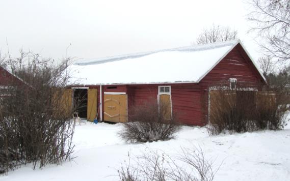 Tomten/gården är stor och öppen och därför är den lite separerad från resten av Fagerudd-området. Gårdsgruppen består av två bostäder två uthus och lusthus.