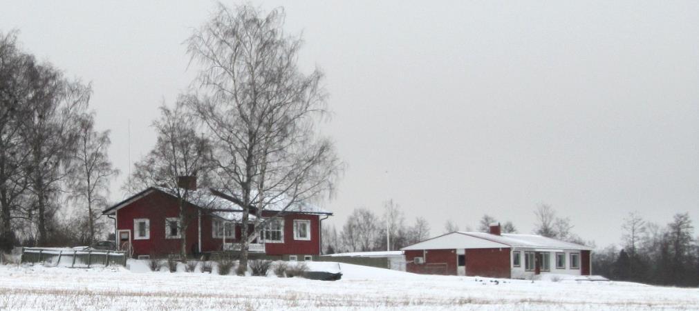 fälten. Den består av bostaden och boden.