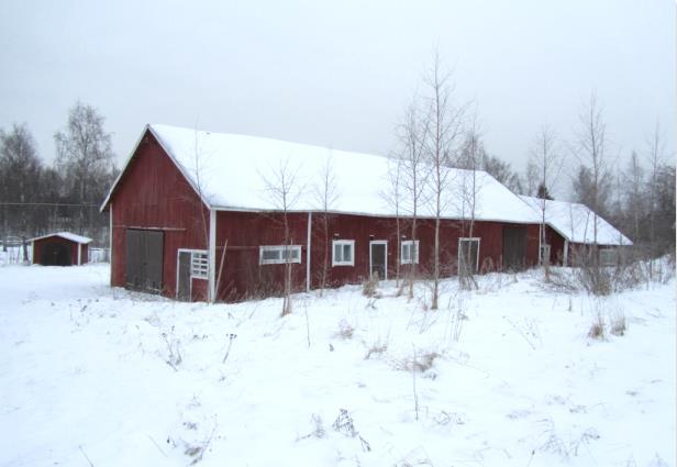 INVID VÄGEN Landsvägen är dekorerad med uthus och