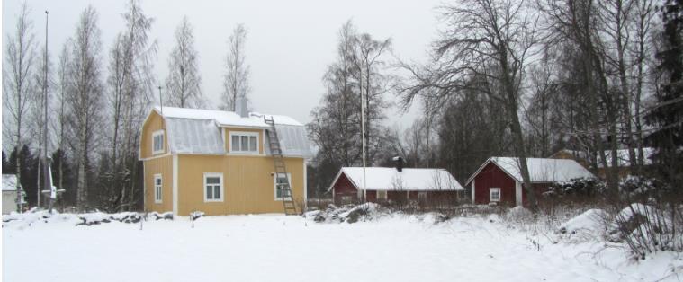 NÄRMILJÖN Gårdsgruppen ligger på en synlig plats vid Marienholmsvägen nära stranden. Den består av huvudbyggnaden och två uthus. Mellan vägen och gården finns det en liten åker och och stenmur.