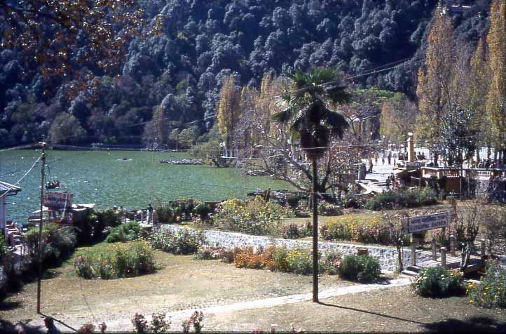 Bussresan till Naini Tal var svår men slutade desto lyckligare, då man kom fram till detta unika indiska paradis i form av en liten stad uppförd runtom en liten sjö, som i Englands Lake District,