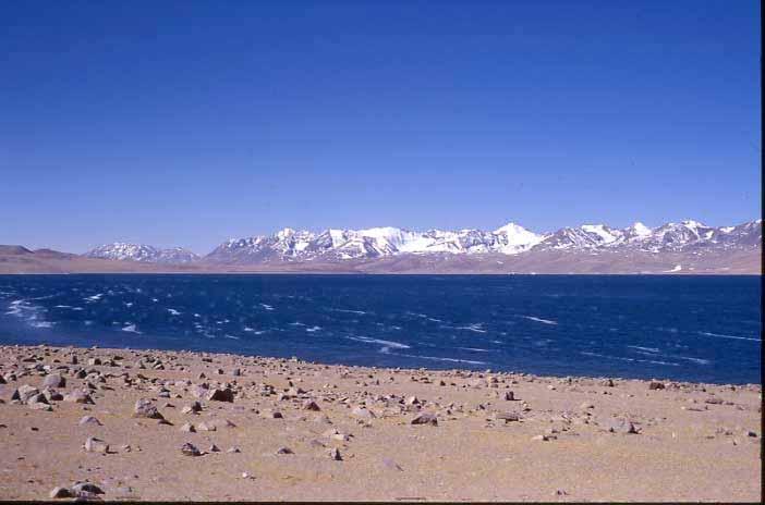 i sin mångskiftande mångfald av dallrande hägringsskikt i olika färger, bakom vilka den tredje Himalayabergskedjan (bortom Trans-Himalaya) reste sig på ett oändligt avstånd av kanske 40-50 kilometer.