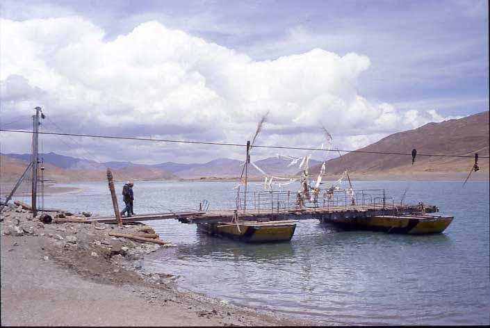 27.5. Färden gick österut längs med Brahmaputra genom ett överväldigande storslaget landskap, där man i söder kunde se hela det stora Himalayas alla gränsberg mot Nepal, och där man i norr följdes av