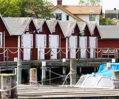 Längs Asperösund finns sjöbodar som ger platsen dess karaktär och här ligger även den gamla hamnen.