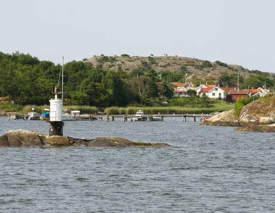Köpstadsö KÖPSTADSÖ Invånare: 114 la: N57 37,40 lo: E 11 48,0 Köpstadsö är en liten ö med endast smala gångvägar.