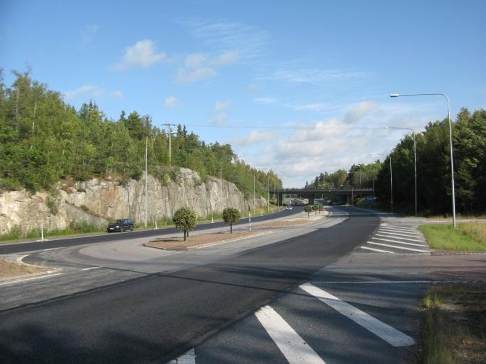 E18 med sina på- och avfartsramper är en kraftig barriär i landskapet. Den passerar höjdryggen i sydost-nordvästlig riktning nedskuren i berget.