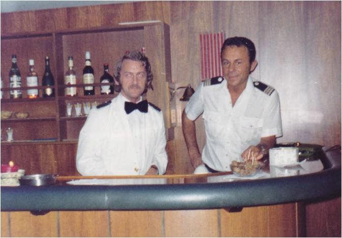 Salongsuppassare Stephan Genser och Chief Steward Mario Montesano i baren på Annie Johnson. Fotograf okänd.