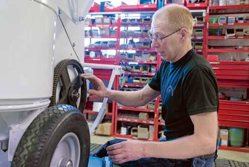 Till exempel så har vi här i stan den fjärde Elmyggan som producerades och den fungerar fortfarande! Roger Sjödin i full färd med att producera Elmyggan.