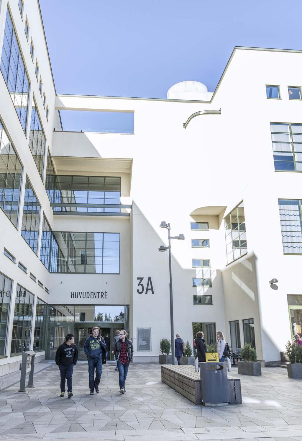 STUDERA MED FUNKTIONSNEDSÄTTNING Högskolan i Borås erbjuder alla studenter möjligheter att studera på lika villkor. Därför kan du som har en funktionsnedsättning ansöka om särskilt pedagogiskt stöd.