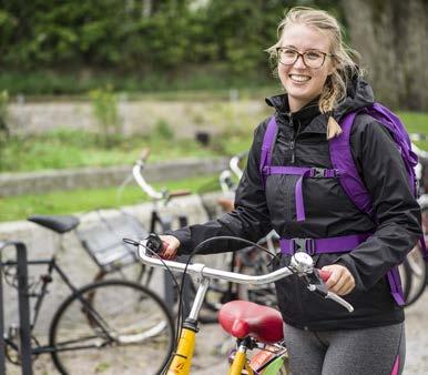 En stor ridsportsanläggning finns strax utanför stan dit du enkelt tar dig med buss eller cykel.