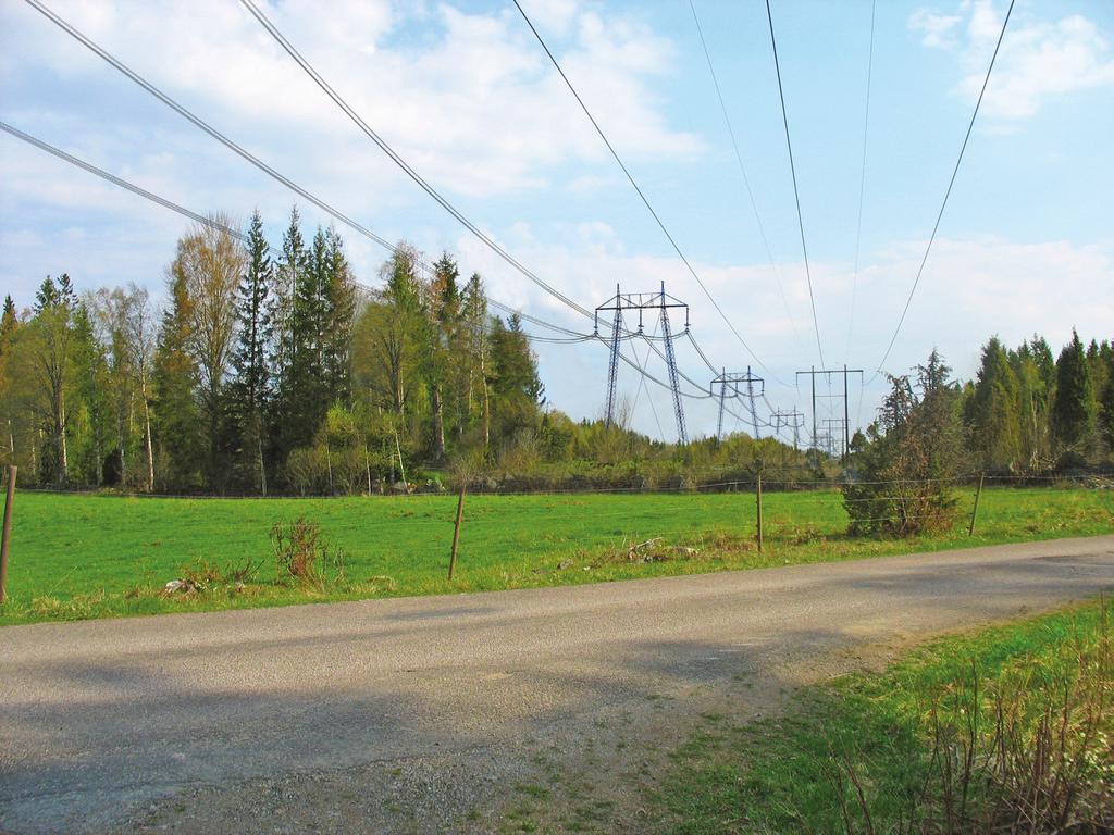 5 FOTOMONTAGE FOTOMONTAGE Figur 2. Fotomontage som visar hur det kan se ut med 400 kv- och 130 kv-ledningar som är sambyggda och parallellförlagda.