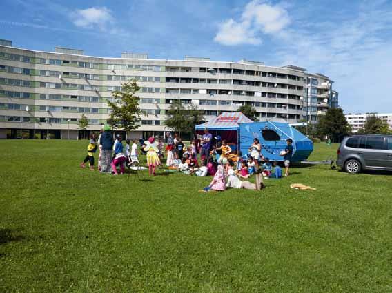 SÅ GJORDE VI Sommar högsäsong Sommaren är Bubblans högsäsong. Det är då hon rullar från ungdomsfestivaler till miljonprogramområden.