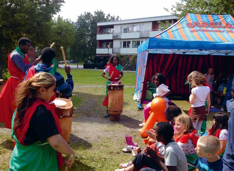 SÅ GJORDE VI Hallstahammar burundiska trummor i bostadsområde med många barn Berättat av Sabina Holmberg, Christine Kanyange och Maria Ståhl, Hallstahammars bibliotek.