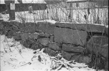 Området för inlastning utfördes med tryckimpregnerat golv i en bredd av ca 1500 mm, från husgavel förbi dörrpartiet.