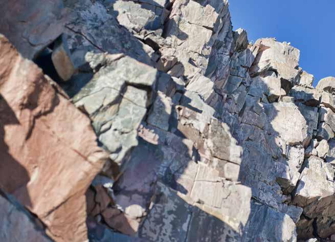 Välkommen till din kvalitetsleverantör Nybrogrus AB bryter berg- och grusmaterial i tre egna bergtäkter och en naturgrustäkt.