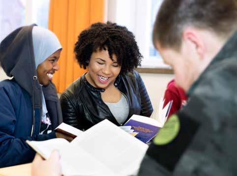 >> HUMANISTISKA PROGRAMMET LÄS MER PÅ SKOLORNAS WEBBPLATSER BÄCKÄNGSGYMNASIET KULTUR Profil: Historia och identitet SPRÅK Profil: Language Studies Två moderna språk, ett fortsättningsspråk + ett