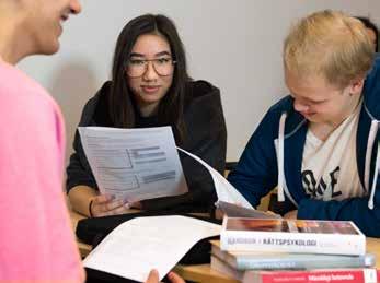 INRIKTNINGAR PÅ SAMHÄLLSVETENSKAPSPROGRAMMET SA BETEENDEVETENSKAP Du får kunskaper om människors utveckling och hur vi anpassar oss och samspelar med andra människor.