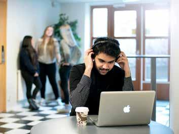 >> GEMENSAMT FÖR ALLA PROGRAM ÄMNEN OCH POÄNG I DE OLIKA PROGRAMMEN ÄMNEN PROGRAM YRKESPROGRAM EKONOMIPROGRAMMET ESTETISKA PROGRAMMET HUMANISTISKA PROGRAMMET NATURVETENSKAPS- PROGRAMMET