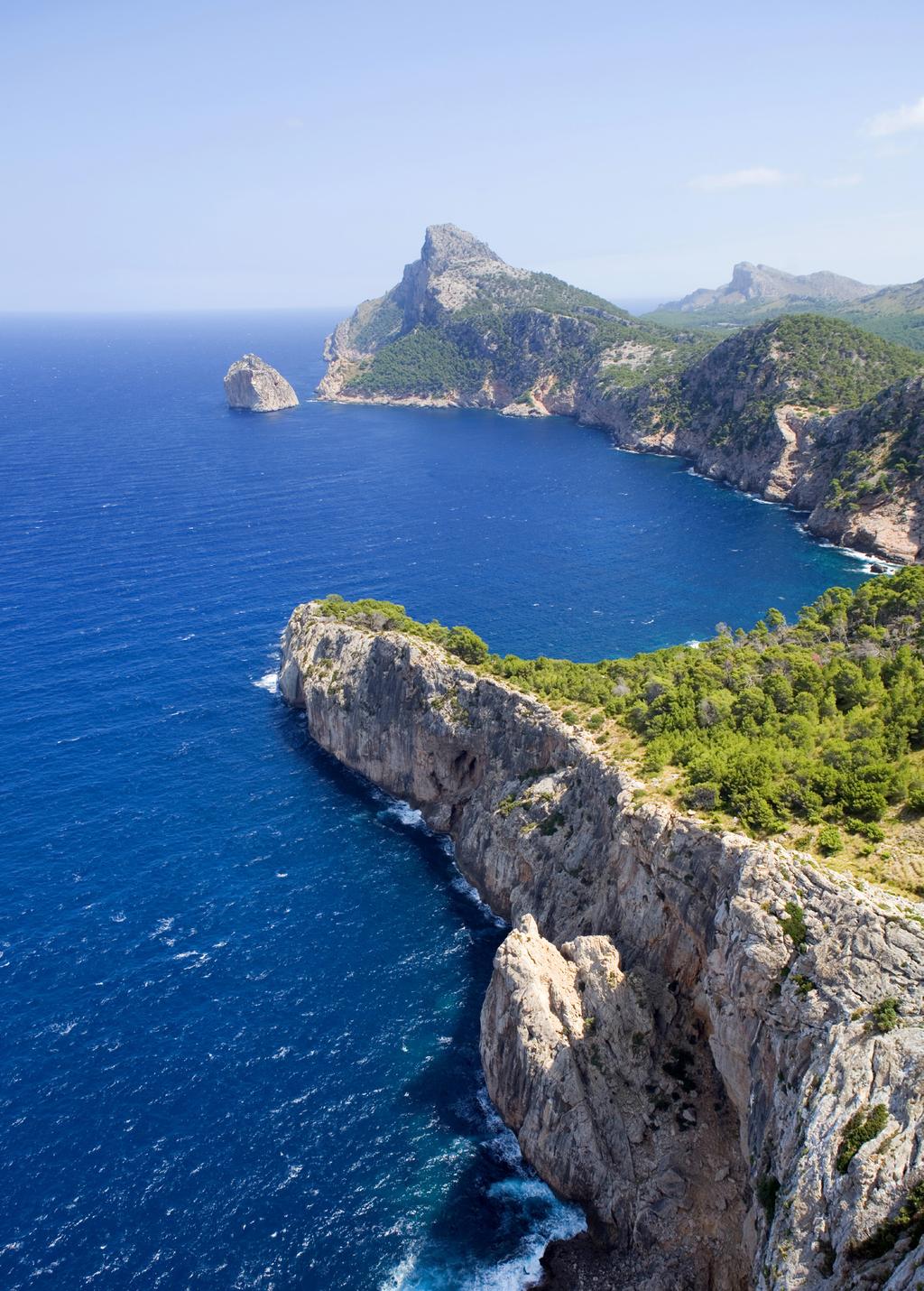 Upptäck Mallorca till fots Allt fler vill upptäcka Mallorcas många vackra sidor den fantastiskt vackra naturen med höga berg, gyllengula mimosafält och lummig pinjeskog.