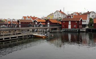 Den angränsande ön Gullholmen är västkustens äldsta fiskeläge, och den har gått samma öde till mötes som flertalet andra fiskelägen på västkusten, nämligen övergått till att vara semesterparadis.