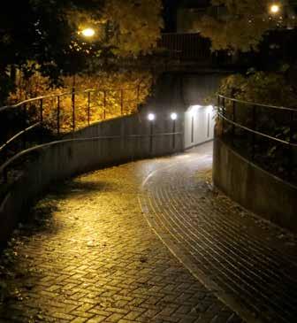 Vikentunneln är ljus på kvällen, även om omgivningarna är dåligt upplysta. Dagtid blir tunneln ett svart hål. Foto: Frida Almqvist. Under Tingvallabron.