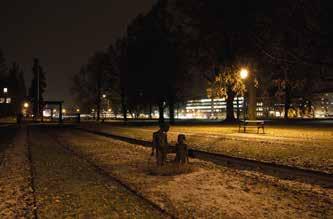 Överst en kvällsbild från Museiparken, där lyktarmaturen är försedd med högtrycksnatrium. Nederst samma armatur, men med metallhalogen i Stadsträdgården. Foto: Lina Flodins.