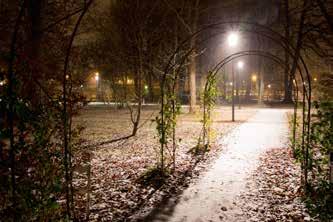 Stadsträdgården i Karlstad. En dekorativ, sidostrålande armatur med varmvitt ljus gör parken trevlig och lätt att läsa av. Alternativa flyktvägar syns tydligt. Foto: Frida Almqvist. 3.2.