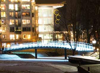 Belysningen kan integreras i räckena för att betona brons arkitektur och skapa bländfri belysning, som här på Hyttabron i Karlstad. Foto: Lina Flodins. Lekplats i Huddinge.