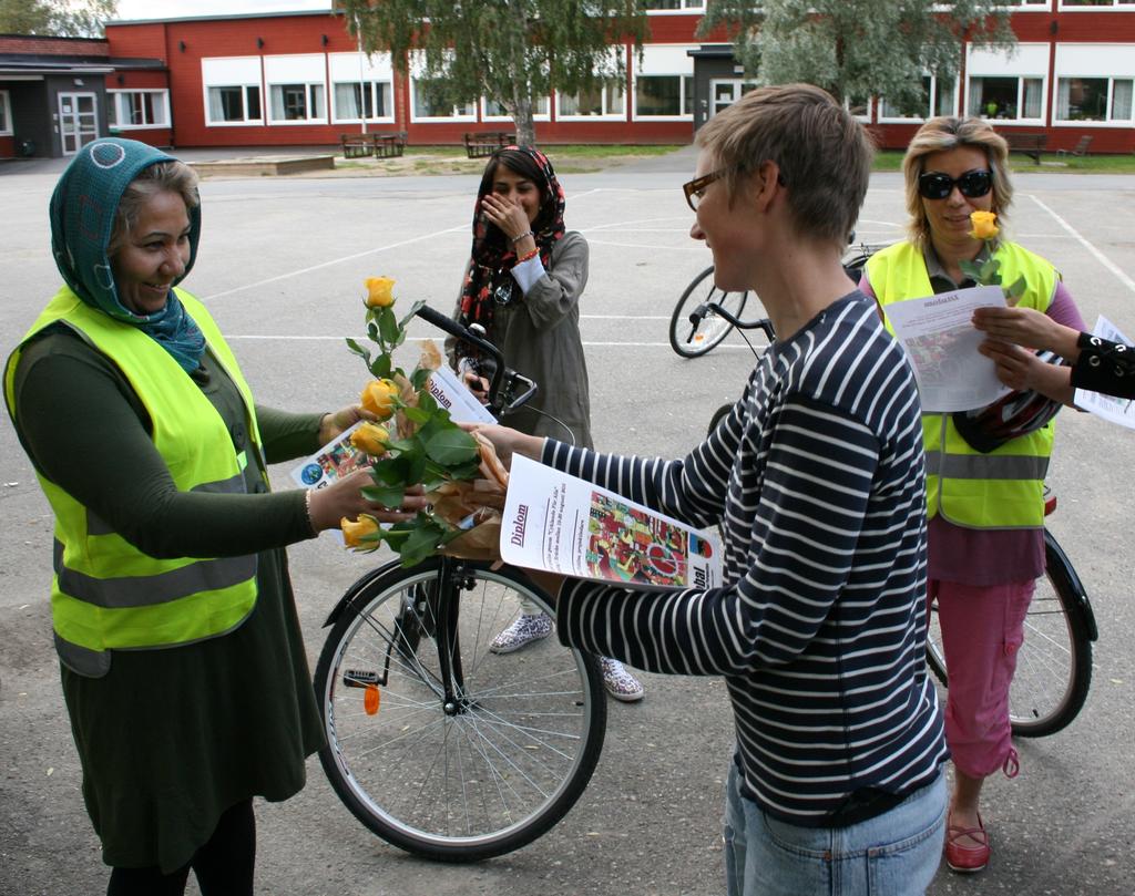 1. Inledning Varför lära någon att cykla? Cyklande är något som de flesta i Sverige tar för givet. Alla kan väl cykla, eller hur?