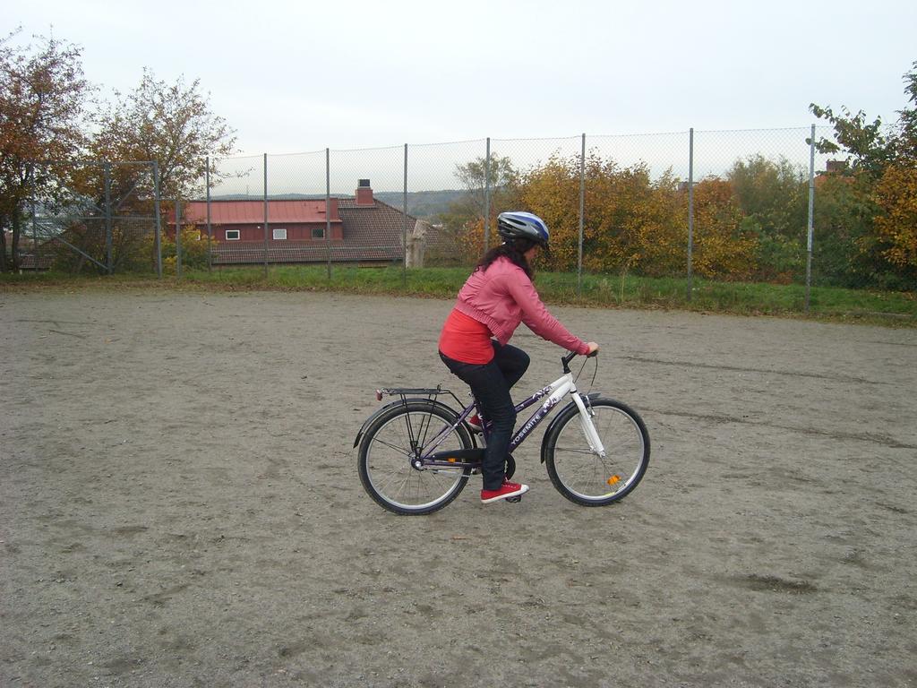 4. Fas två: När man rullar Bild 13: En vinglig nycyklist En nybliven cyklist kan liknas vid ett småbarn som precis har lärt sig att gå. Vingliga är de.