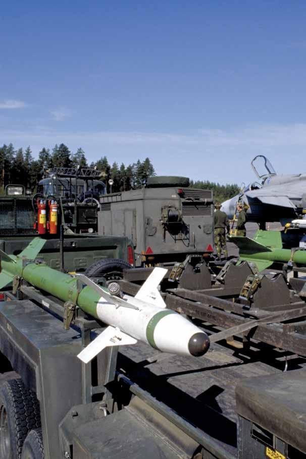 En JA 37 Viggen under klargörning på krigsbas. I förgrunden syns två jaktrobotar av typen Sidewinder.