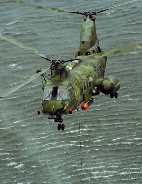 Ubåtsjakt. En helikopter 4 (Boeing Vertol) från svenska marinen lyssnar med dopphydrofon.