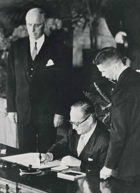 Washington D.C. den 4 april 1949. Norges utrikesminister Halvard Lange undertecknar Atlantpaktsfördraget. Norge valde därmed en annan väg än ett skandinaviskt försvarsförbund.
