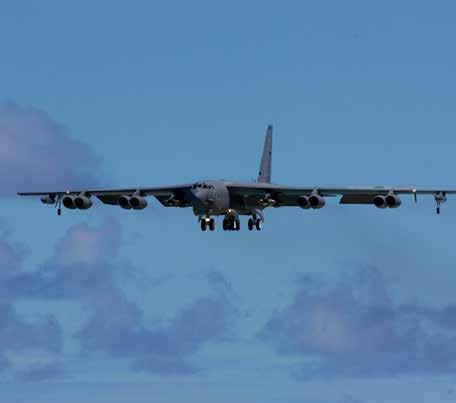 En B-52 Stratofortress förbereder landning. Detta plan utgjorde kärnan i det amerikanska strategiska bombflyget under det kalla kriget från slutet av 1950- talet (och är fortfarande i tjänst).