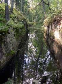 Inte bara ser du exakt var du befinner dig, nämligen vid Högfors by, du ser att ett gammalt bruk finns i närheten. Det visar sig att stenen är ett slaggvarp och hör till en medeltida hytta.