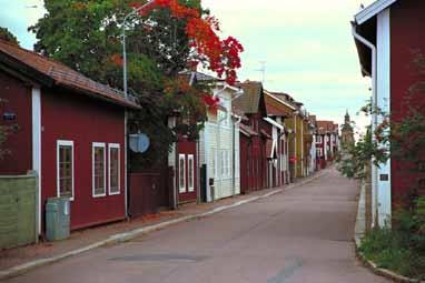 Creutz lave vid Falu gruva reser sig över ett 208 meter djupt schakt. Till höger de gamla trähusen längs Åsgatan i Falun.