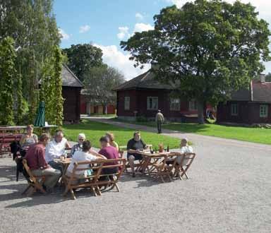 Gården är renoverad och det går nu att äta lunch i humlens närhet.